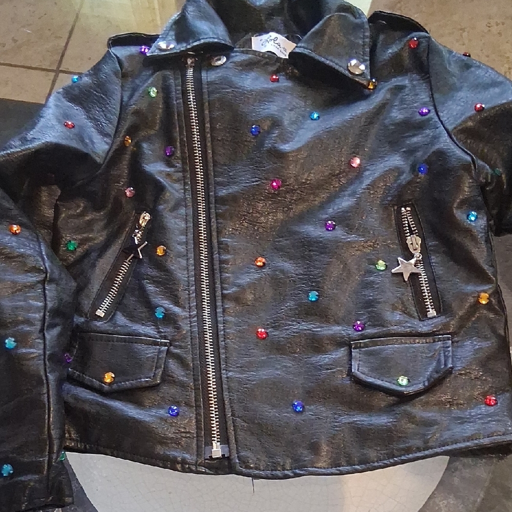 Stylish and comfortable jacket, perfect for everyday wear or special outings. Pr